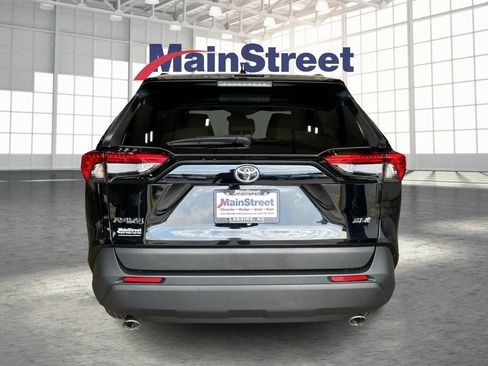 Used 2025 Toyota RAV4 XLE FWD image 4