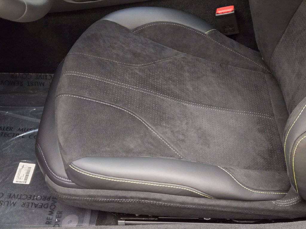 Used 2025 Aston Martin V8 Vantage Coupe RWD image 28