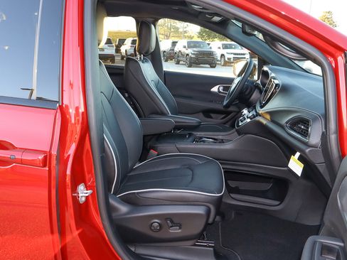 New 2026 Chrysler Pacifica Limited w/ S Appearance Package image 27