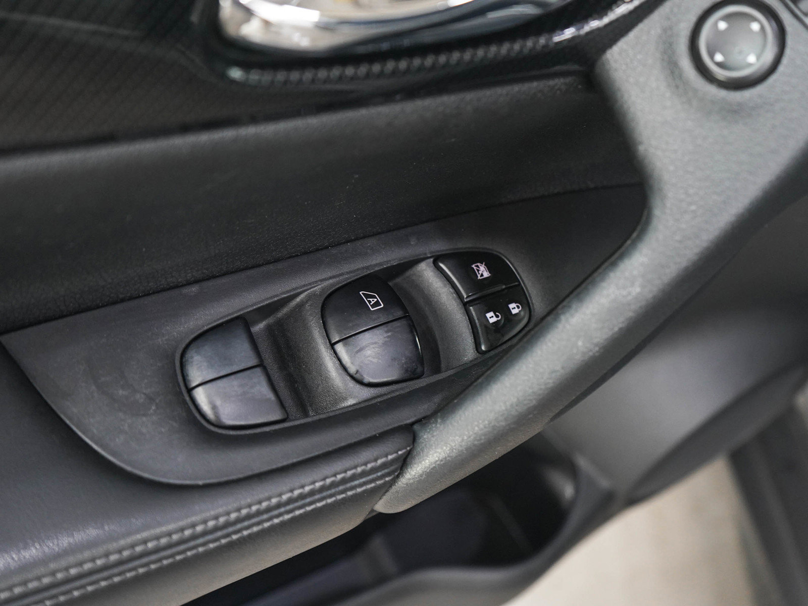 Used 2017 Nissan Rogue SL AWD/4WD image 19