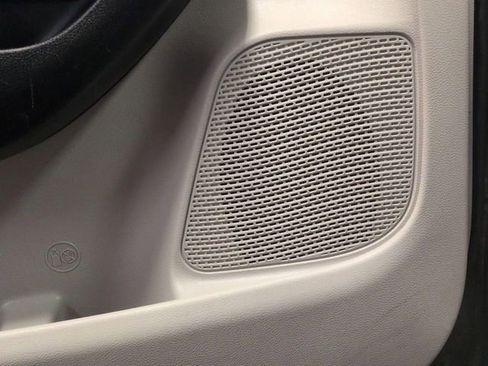 Used 2023 Chrysler Pacifica Touring-L FWD image 16