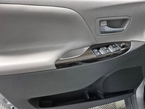 Used 2017 Toyota Sienna XLE image 16