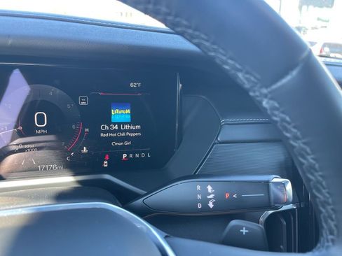 Used 2025 GMC Acadia Elevation image 17