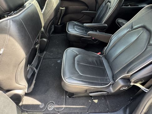 Used 2025 Chrysler Pacifica Limited FWD image 23