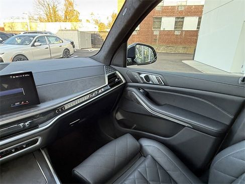 Certified 2024 BMW X7 xDrive40i w/ M Sport Package image 17
