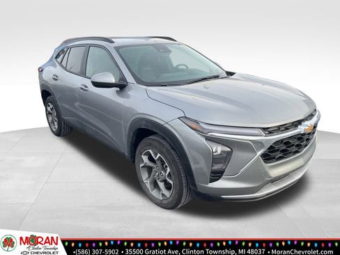 Certified 2024 Chevrolet Trax LT w/ Driver Confidence Package image 3