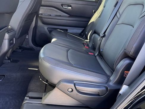 Used 2025 Nissan Pathfinder SL image 11