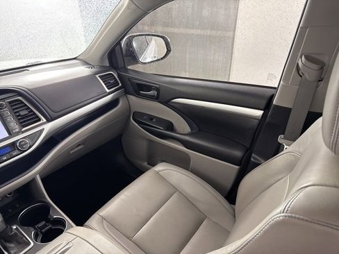 Used 2019 Toyota Highlander XLE image 27