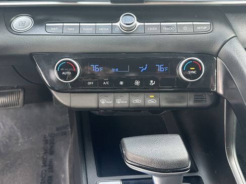 Used 2024 Hyundai Elantra SEL image 30