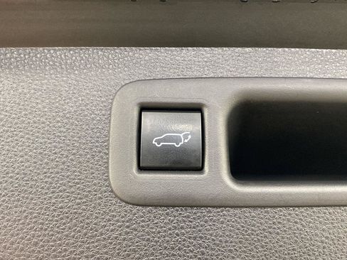 Used 2022 Toyota Highlander XSE AWD/4WD image 32