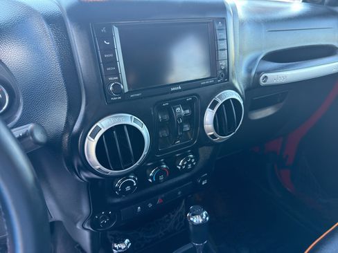Used 2014 Jeep Wrangler Unlimited Sahara w/ Connectivity Group AWD/4WD image 16