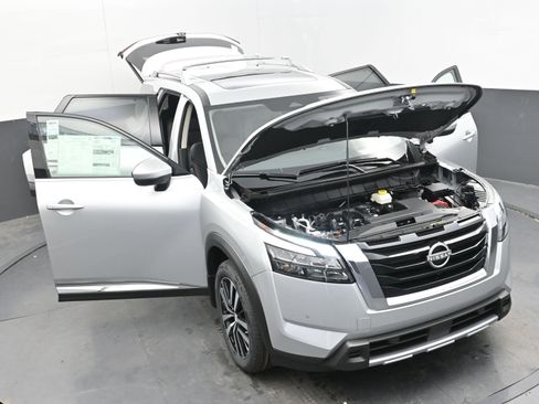 New 2025 Nissan Pathfinder Platinum image 40