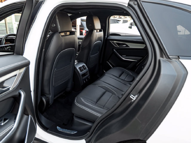 Certified 2025 Jaguar F-PACE R-Dynamic S AWD/4WD image 27