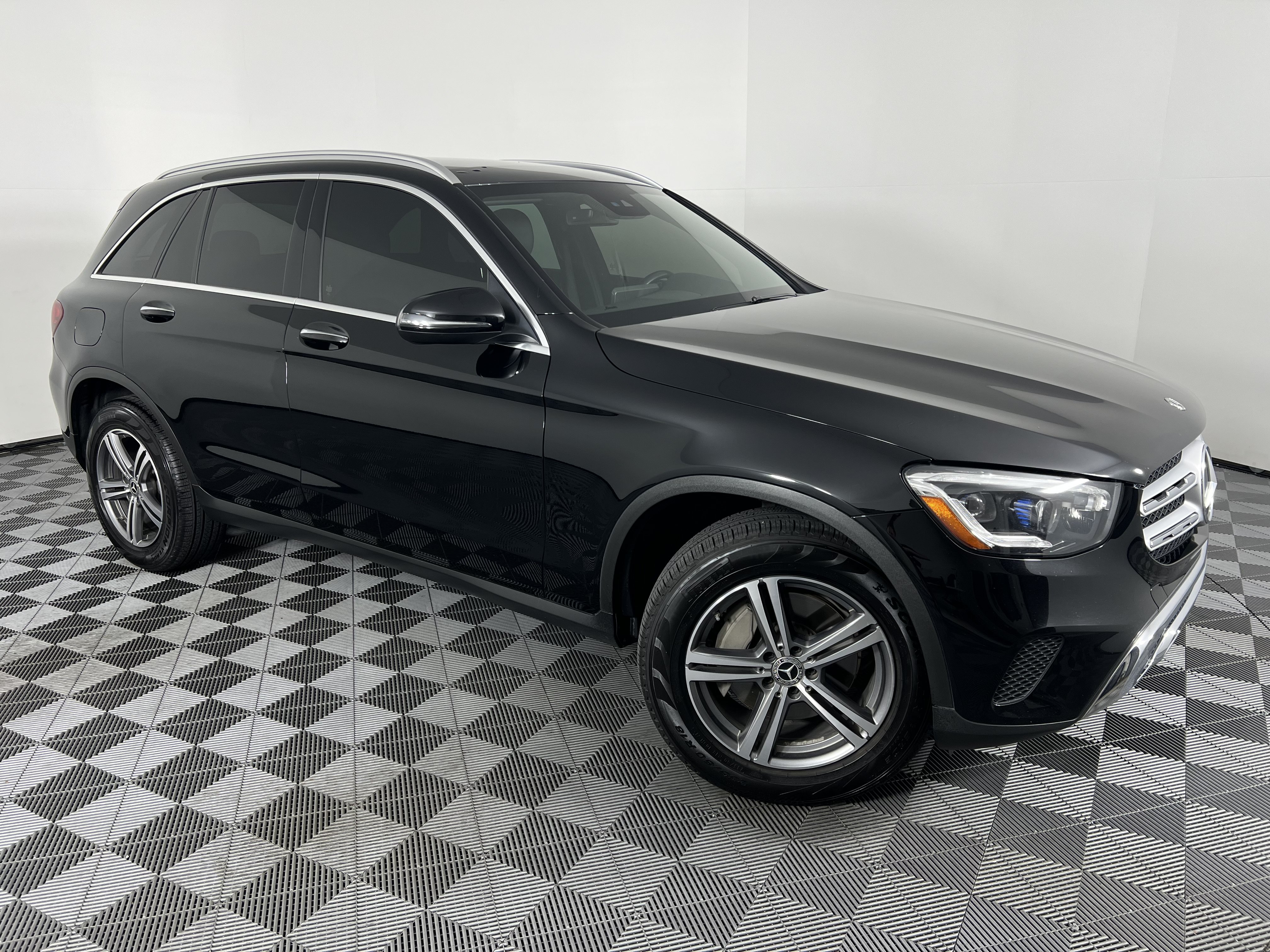 Used 2020 Mercedes-Benz GLC 300 4MATIC image 2