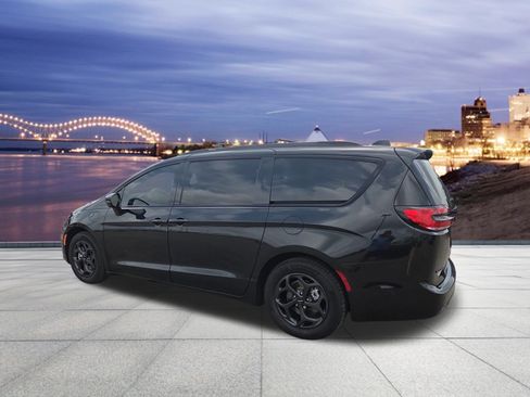 Used 2021 Chrysler Pacifica Limited w/ Uconnect Theater Family Group FWD image 3