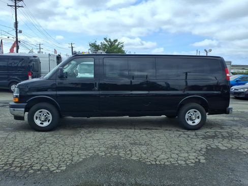 Used 2025 Chevrolet Express 3500 LT w/ LT Preferred Equipment Group RWD image 4