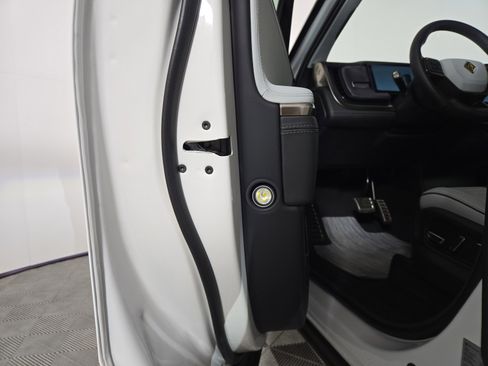 Used 2024 Rivian R1S Adventure AWD/4WD image 32