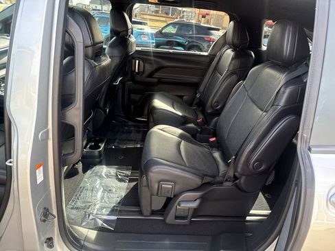 Used 2025 Toyota Sienna Limited image 25