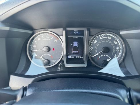 Used 2018 Toyota Tacoma TRD Sport w/ Technology Package image 19