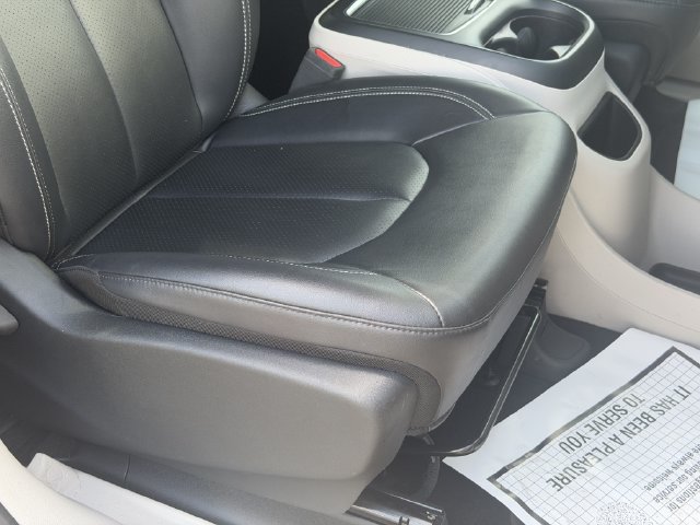 Used 2024 Chrysler Pacifica Touring-L FWD image 16