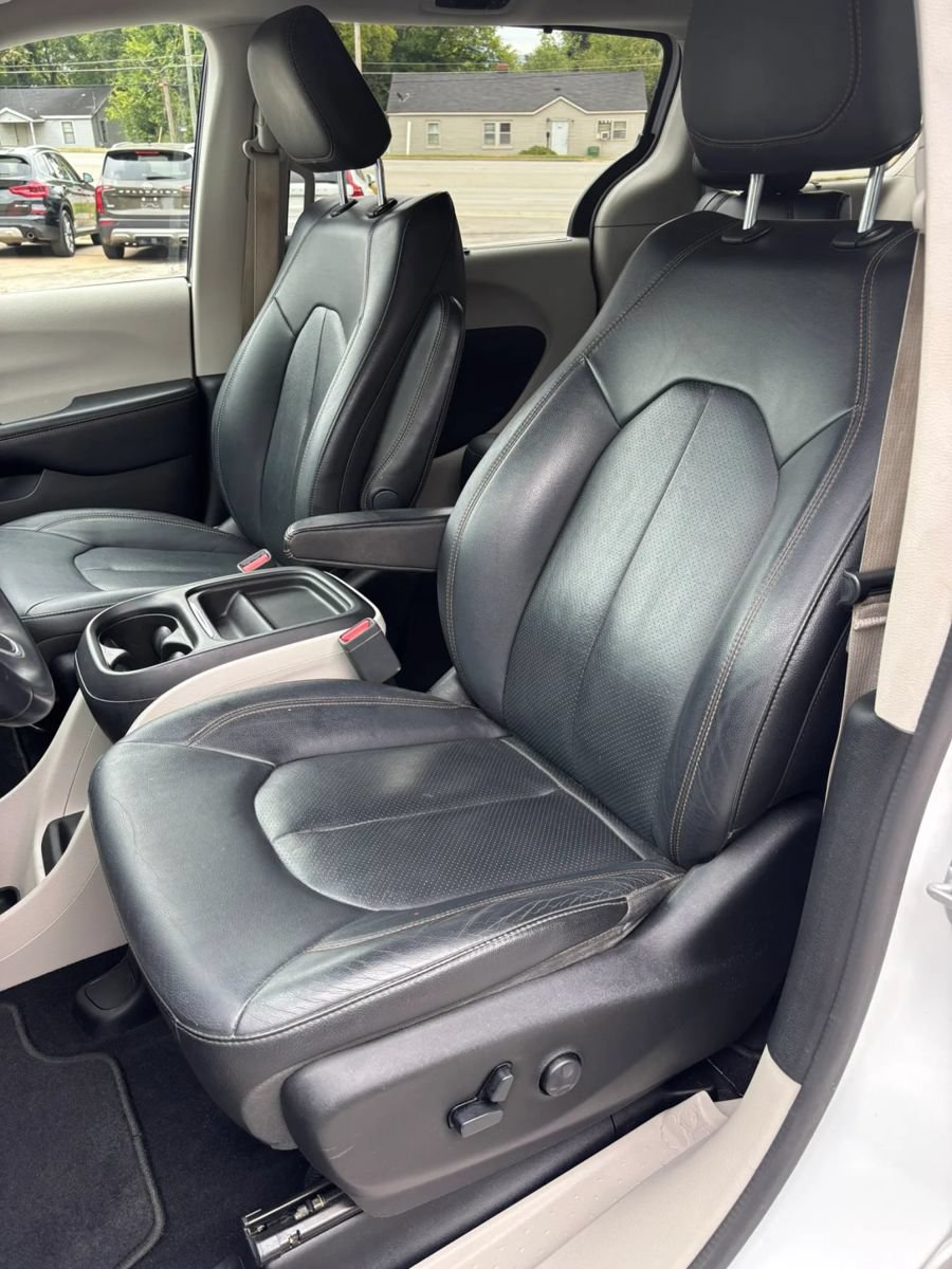 Used 2018 Chrysler Pacifica Touring-L FWD image 13