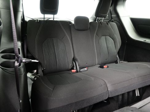 Used 2021 Chrysler Pacifica Touring w/ Uconnect Theater Family Group image 18