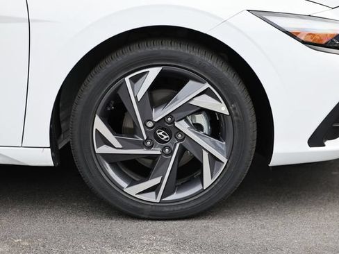 Certified 2025 Hyundai Elantra SEL FWD image 5