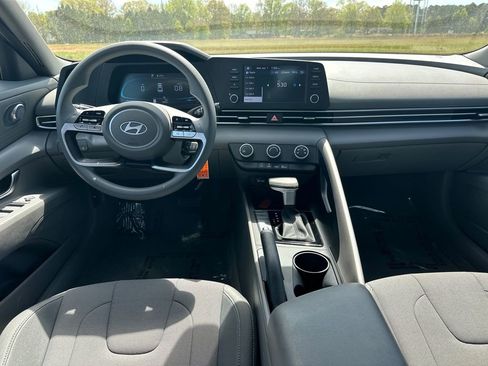 Used 2025 Hyundai Elantra SE FWD image 22