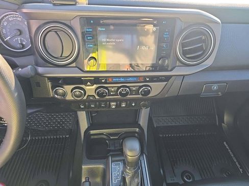 Used 2018 Toyota Tacoma TRD Off-Road image 8