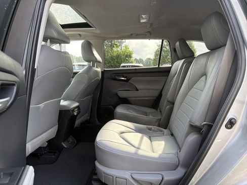 Used 2023 Toyota Highlander XLE AWD/4WD image 13