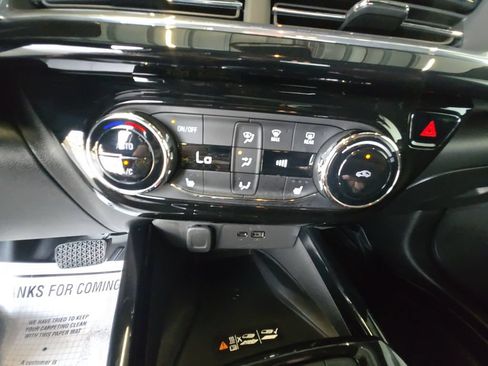 Used 2024 Chevrolet Trax RS w/ Sunroof Package FWD image 17