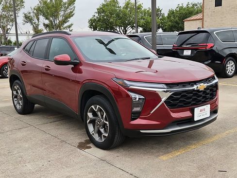 Used 2025 Chevrolet Trax LT w/ LT Convenience Package FWD image 3