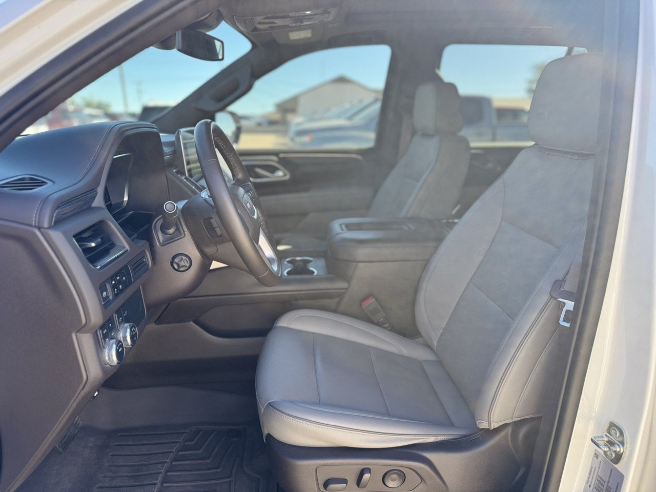 Used 2023 GMC Yukon SLT w/ SLT Premium Package AWD/4WD image 8