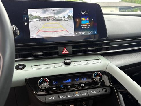 Certified 2025 Hyundai Elantra Limited FWD image 9