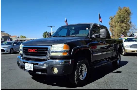 Used 2004 GMC Sierra 2500 SLE w/ Heavy-Duty Power Package RWD image 1