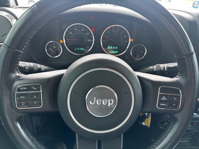 Used 2016 Jeep Wrangler Unlimited Rubicon w/ Connectivity Group AWD/4WD image 18