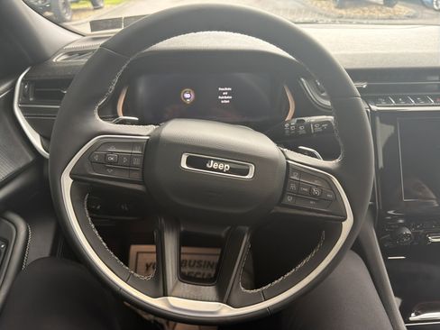 Used 2025 Jeep Grand Cherokee L Altitude AWD/4WD image 18