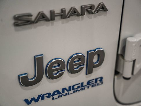 Used 2022 Jeep Wrangler Unlimited Sahara image 25