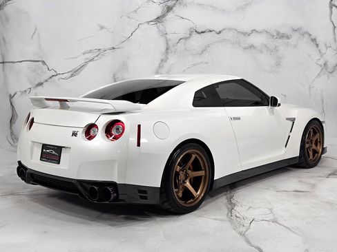 Used 2015 Nissan GT-R Premium image 10