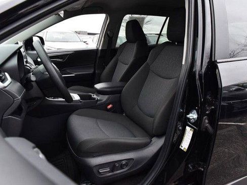 Used 2025 Toyota RAV4 XLE image 19