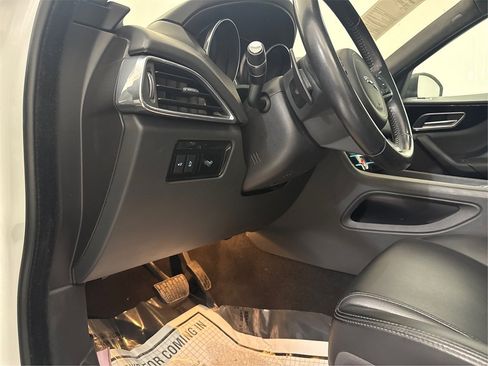 Used 2020 Jaguar F-PACE Premium image 32