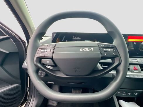 New 2026 Kia K4 LXS image 10