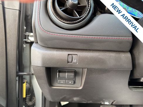 Used 2025 Chevrolet Colorado Z71 w/ Technology Package AWD/4WD image 18