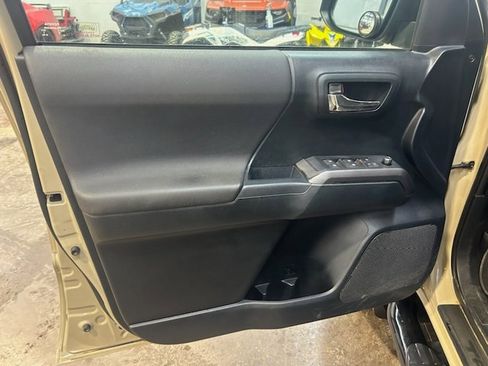 Used 2016 Toyota Tacoma TRD Off-Road w/ Towing Package image 10