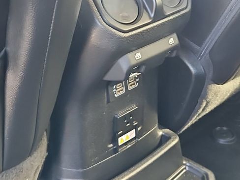 Used 2018 Jeep Wrangler Unlimited Sahara AWD/4WD image 21