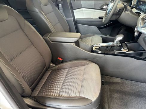 Used 2025 Chevrolet Trax LT FWD image 34