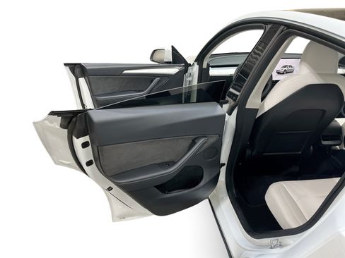 Certified 2023 Tesla Model Y Long Range AWD/4WD image 10