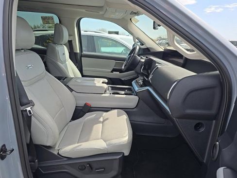 Used 2025 Ford Expedition Platinum w/ Driver's Package AWD/4WD image 6