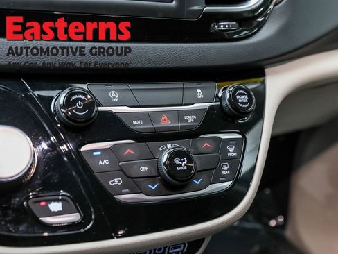 Used 2023 Chrysler Voyager LX image 20