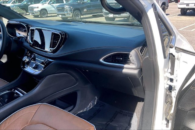 Used 2023 Chrysler Pacifica Pinnacle FWD image 16